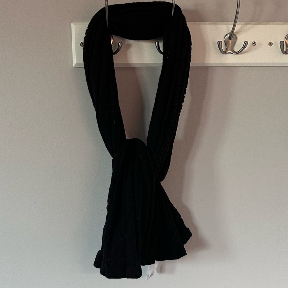 BCBGMaxAzria Vintage 100% Lambswool Black Scarf